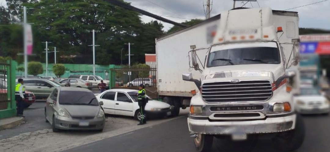 Triple colisión se registra en zona 5 de Villa Nueva