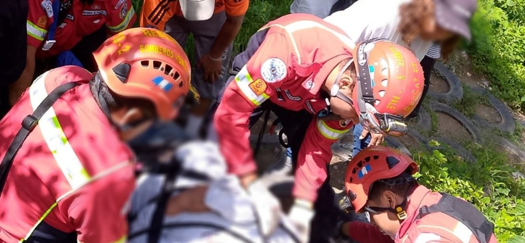 Rescatan a hombre que cayó a barranco en zona 5 de Mixco