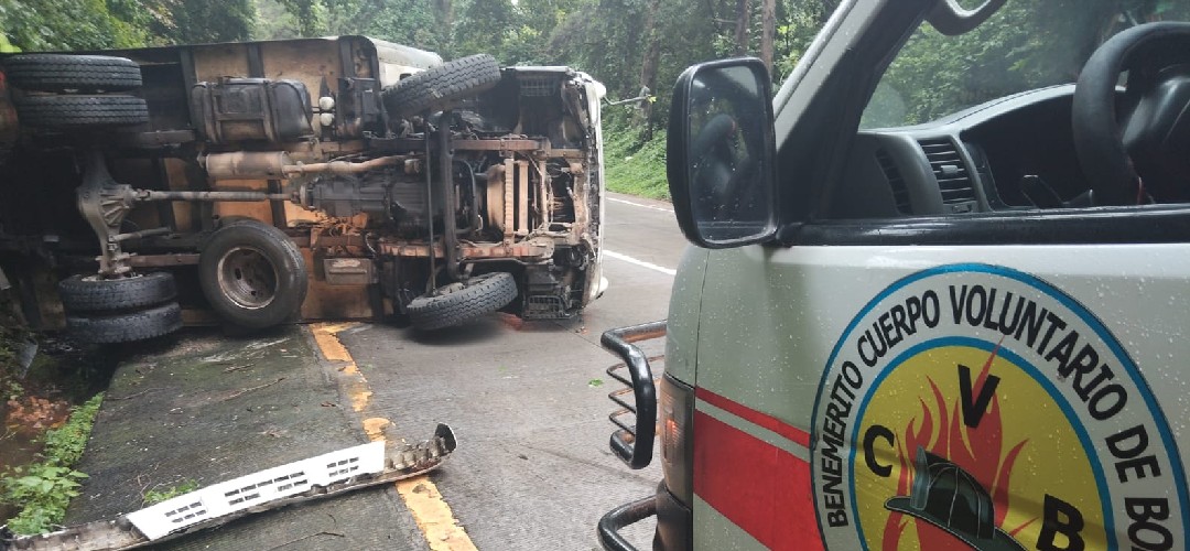 Camión quedó volcado en la bajada de las Cañas