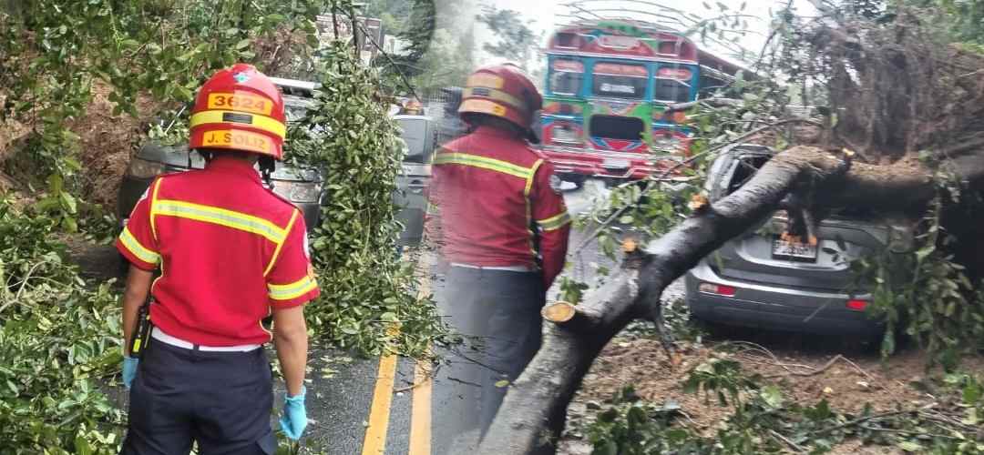 Vehículo resultó afectado por deslizamiento de tierra en ruta a Boca del Monte