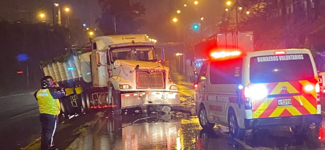 Cabezal colisiona contra poste en Anillo Periférico y complica el paso