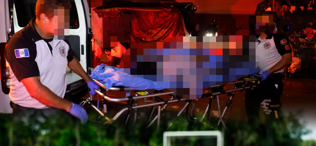Encuentran a hombre en estado inconsciente en campo de fútbol