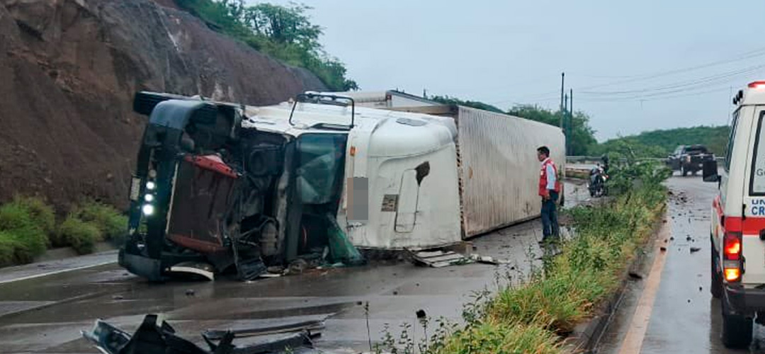 Reportan tráiler volcado en San Agustín Acasaguastlán, El Progreso