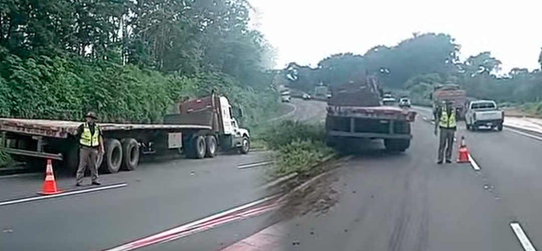Tráiler queda empotrado en la ruta al Pacífico