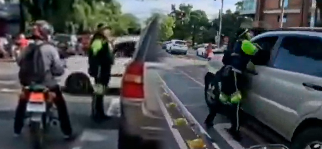 Conductor embiste a agente PMT en la zona 9 (VIDEO)