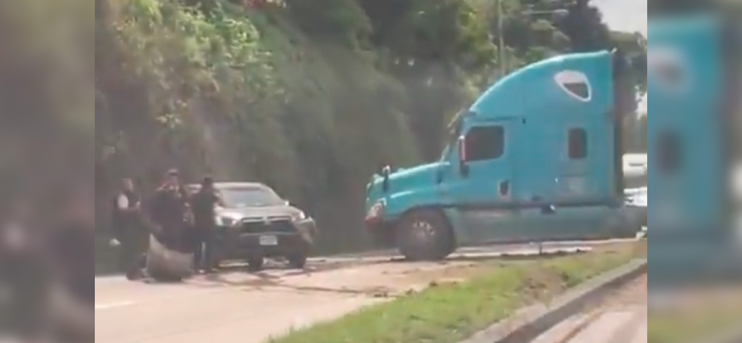 Tráiler colisiona contra camioneta en km 18 ruta al Atlántico