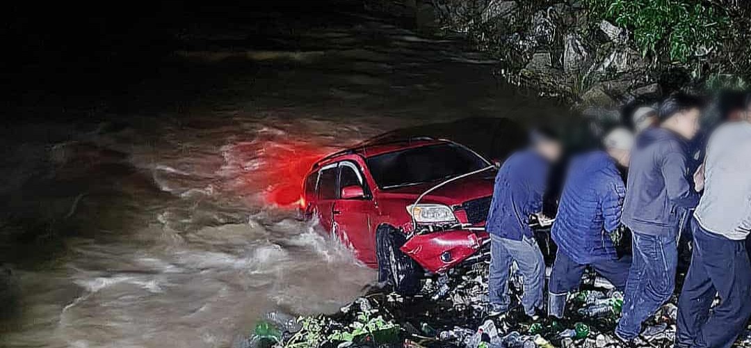 Conductor es rescatado tras ser arrastrado por río en San Marcos