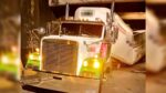 Precaución: Tráiler impactó contra puente en la zona 1