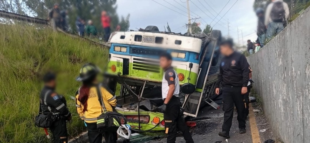 Trágico accidente: Bus vuelca en la Calzada Roosevelt y deja varios heridos