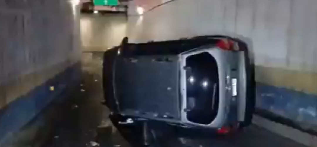 Fuerte accidente: Vehículo vuelca en túnel de Villa Nueva