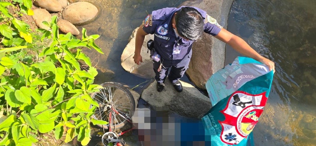Fuerte accidente: Motorista muere al caer a río en Suchitepéquez