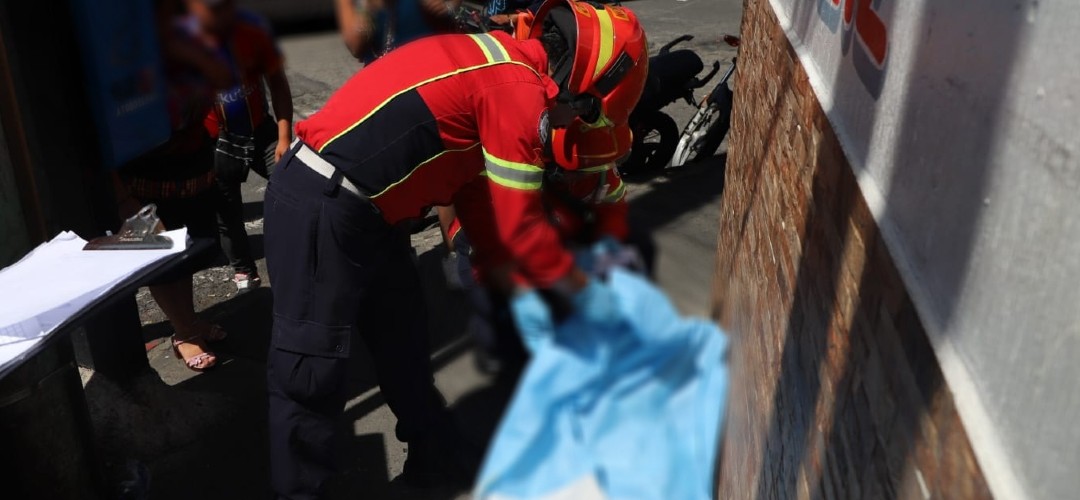 Hallan a hombre fallecido en la vía pública en zona 8