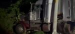 Tráiler quedó empotrado en poste en Villa Nueva