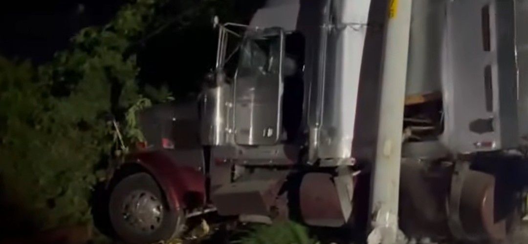 Tráiler quedó empotrado en poste en Villa Nueva