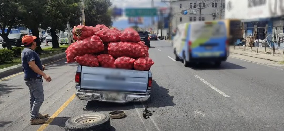 Precaución: Vehículo obstaculiza carril en la Calzada Aguilar Batres