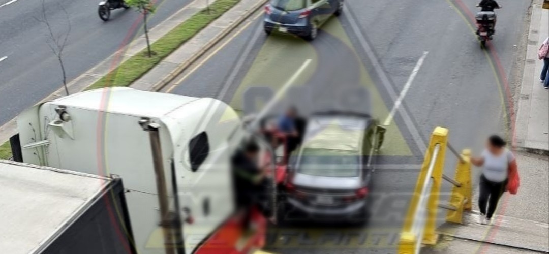 Tráiler y vehículo colisionan en la ruta al Atlántico