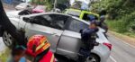 Vehículo queda empotrado en árbol de la zona 8 de Mixco