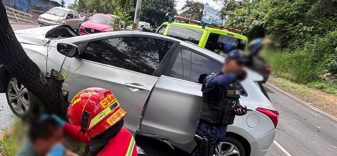 Vehículo queda empotrado en árbol de la zona 8 de Mixco