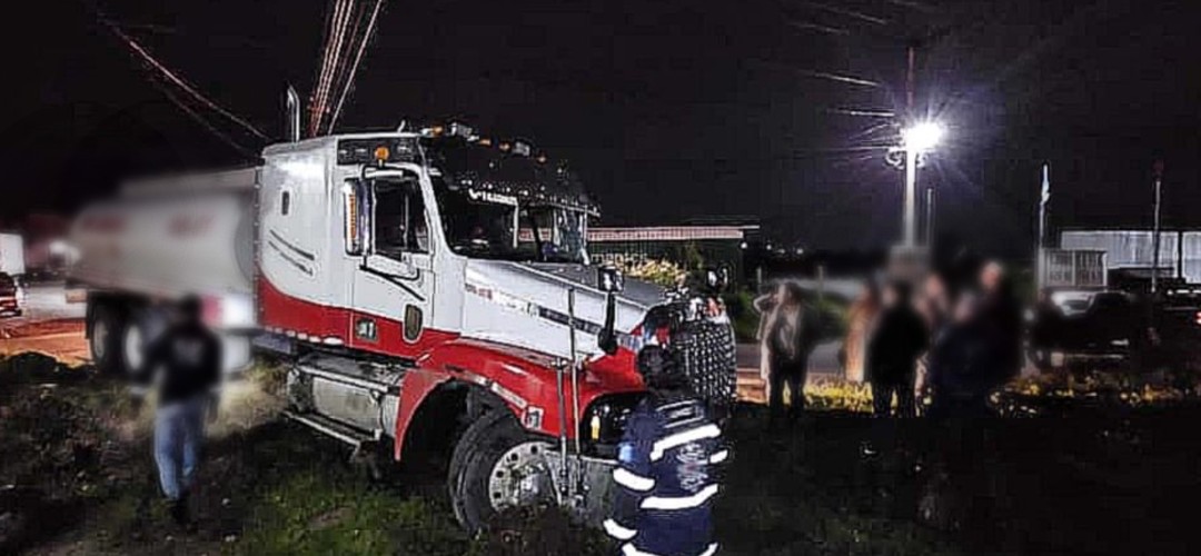 Camión cisterna y vehículo colisionan en Quiché