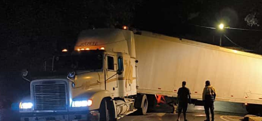 Tráiler bloquea el paso en Santa Catarina Pinula