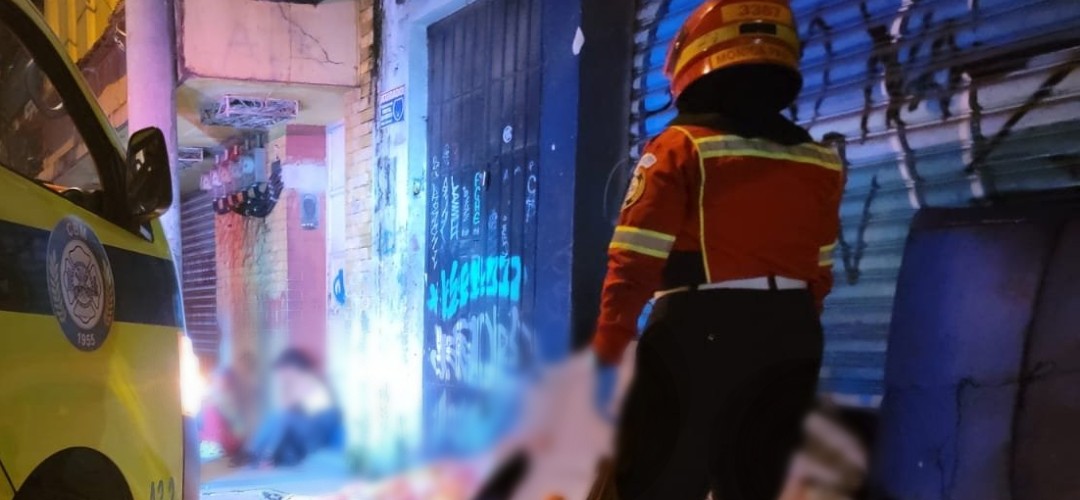 Hallan a mujer fallecida en la vía pública en zona 1