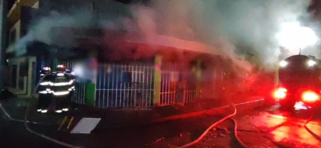Incendio consume tienda en San Juan Sacatepéquez