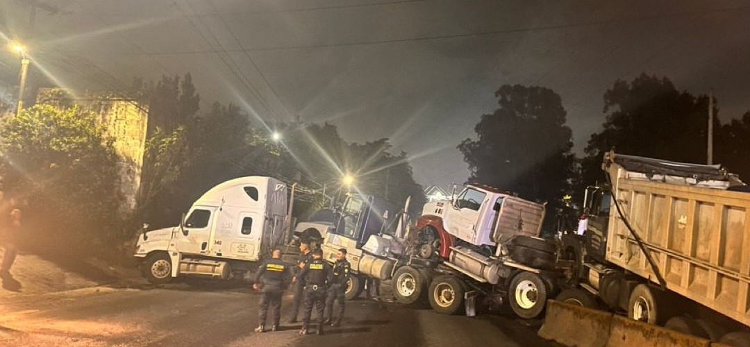 Fuerte accidente: Tráiler queda empotrado en Villa Nueva