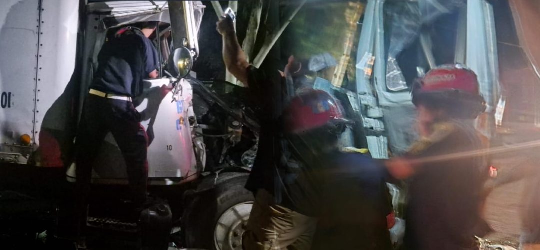 Accidente entre dos vehículos pesados dejó una mujer atrapada en ruta al Atlántico