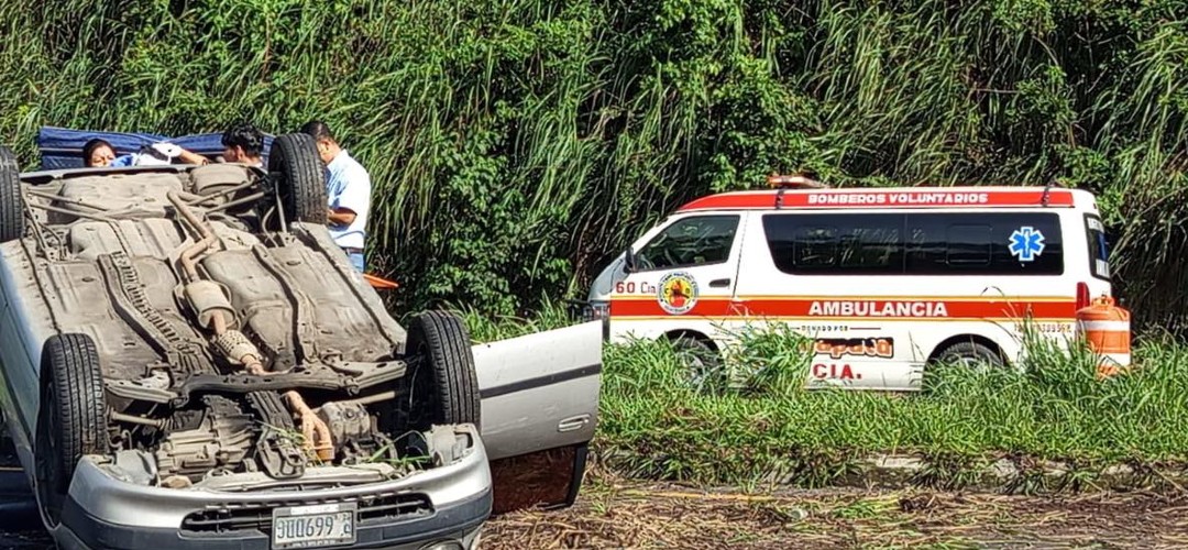Piloto pierde el control y vuelca en Autopista Palín-Escuintla