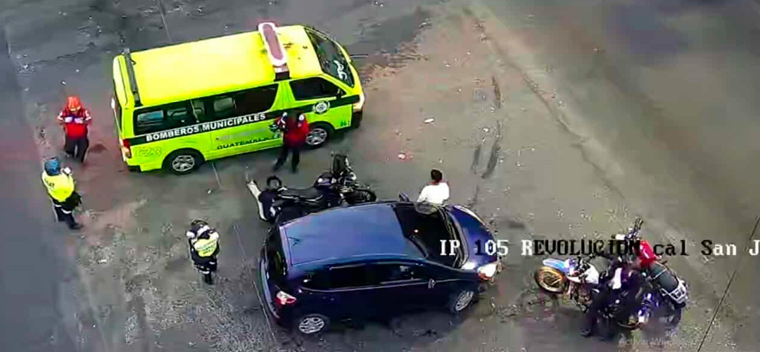Fuerte colisión se registra en la Calzada San Juan