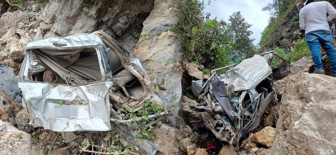 Así quedó microbús tras fuerte accidente en La “Z” Chiantla