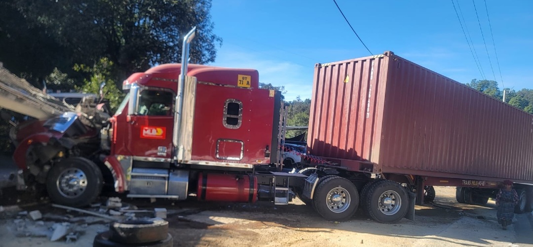 Tráiler se empotra en vivienda en Ruta Interamericana