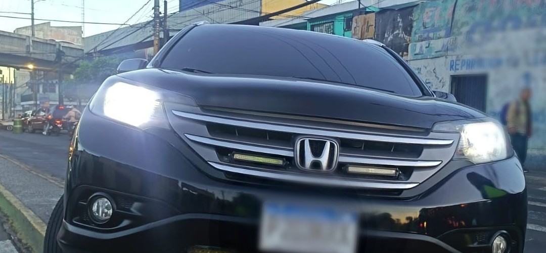 Vehículo queda empotrado en separador de la Calzada San Juan