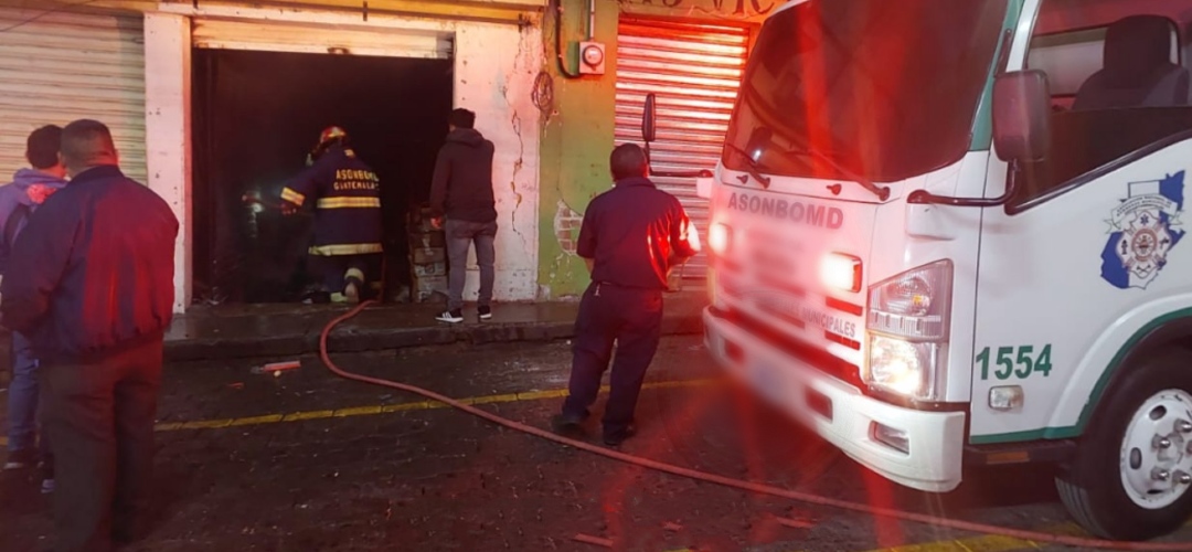 Incendio consume local comercial en San Pedro Sacatepéquez