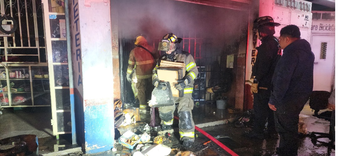 Voraz incendio en local comercial en zona 6