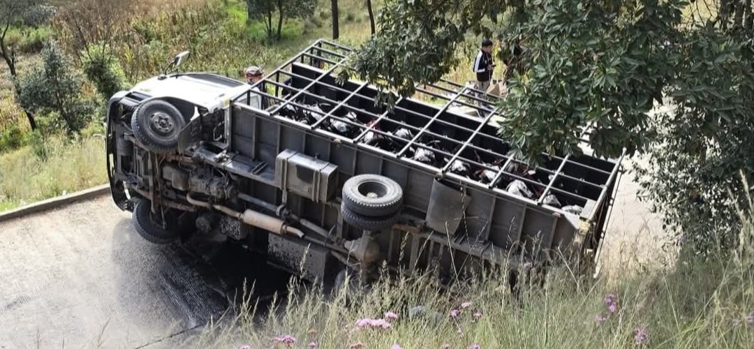 Reportan un camión volcado en San Francisco el Alto de Totonicapán