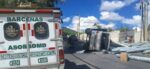 Camión vuelca en Bárcena, Villa hacia Santa Lucía Milpas Altas