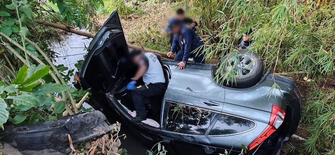 Vehículo cae a hondonada y deja a mujer fallecida en Jutiapa
