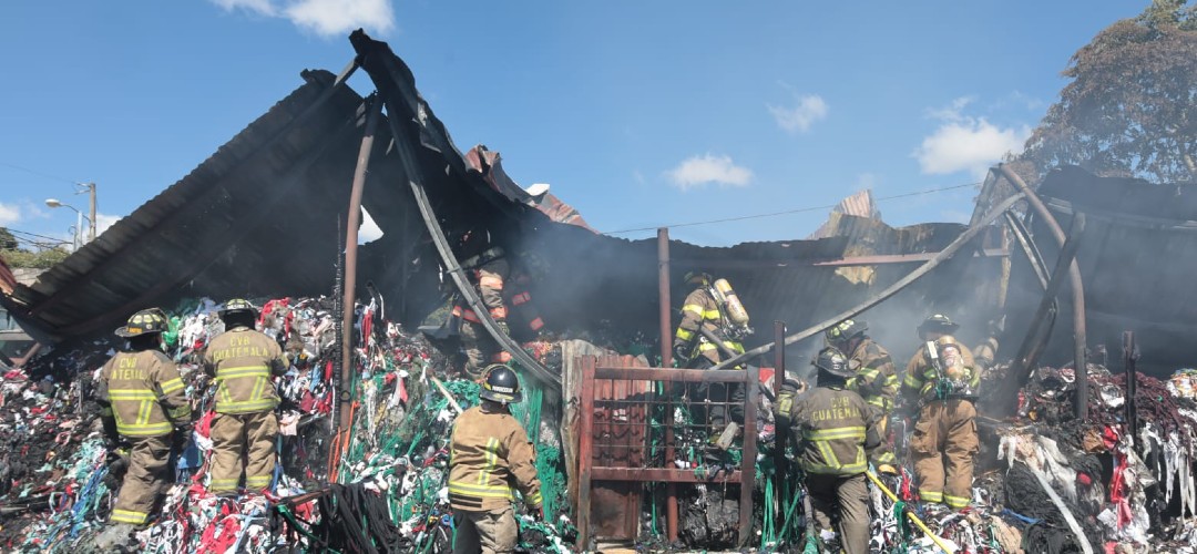Incendio consume recicladora en colonia Niño Dormido zona 7