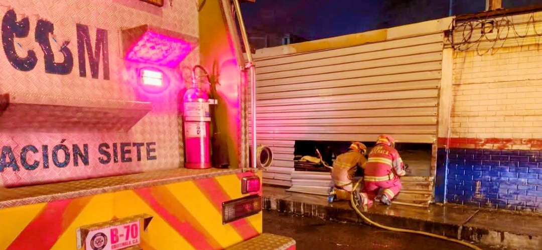 Un incendio se registró en predio de vehículos en zona 21