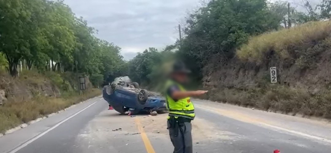 Precaución: Vehículo vuelca en la ruta al Atlántico  