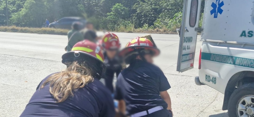 Camioneta y mototaxi colisionan en la ruta al Atlántico
