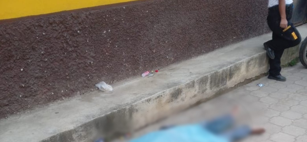 Hallan a persona fallecida en la vía pública en Amatitlán