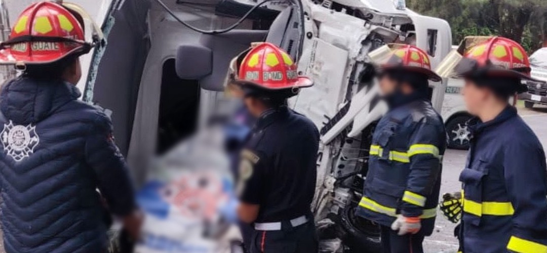 Fuerte accidente: Camión queda volcado en bajada de Las Cañas