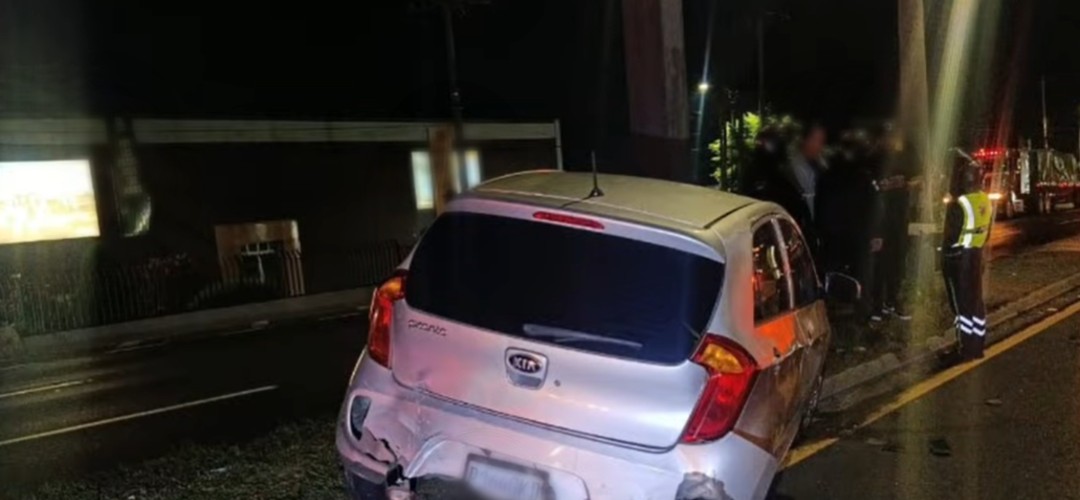 Vehículo quedó empotrado en la ruta al Pacífico