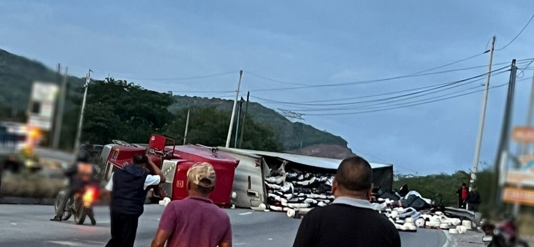 Tráiler cargado con papel quedo volcado en ruta al Atlántico
