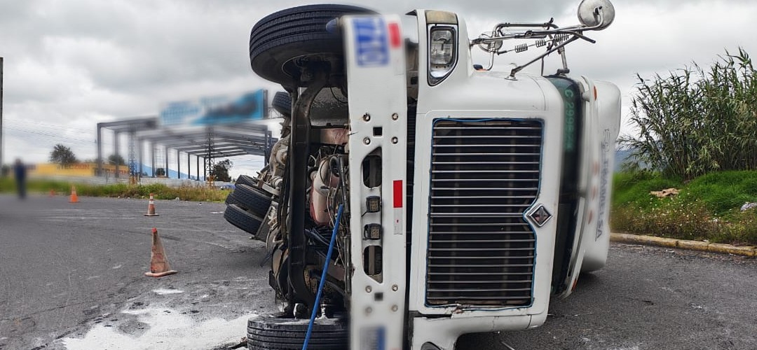 Fuerte accidente: Tráiler vuelca en la ruta Interamericana