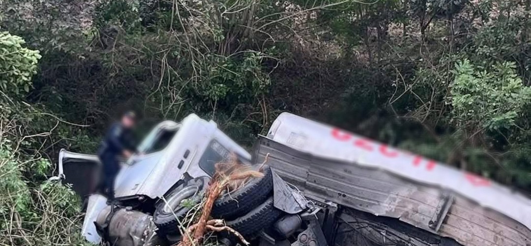 Pipa de combustible cae a hondonada en ruta a Chiquimula