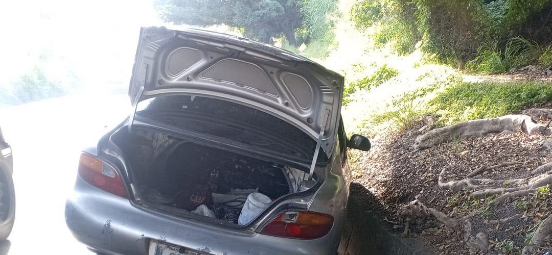 Vehículo queda encunetado en Villa Nueva  