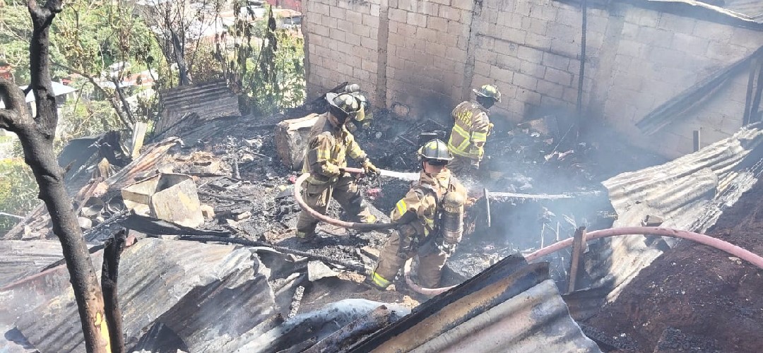 Incendio consume vivienda en Santa Catarina Pinula
